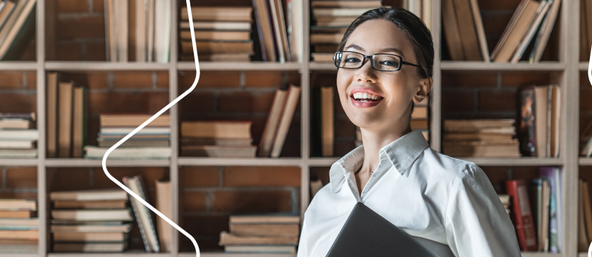 Joven abogada sonríe mientras sostiene algunos documentos