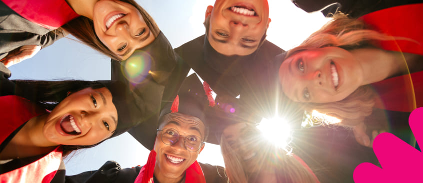 Jóvenes universitarios que se han graduado de un posgrado sonríen