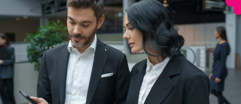 Dos administradores públicos conversan en la calle