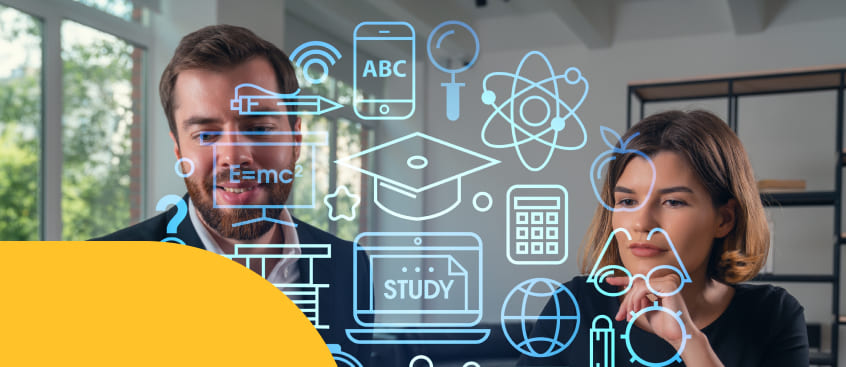 Dos personas adultas con iconos que representan la innovación educativa