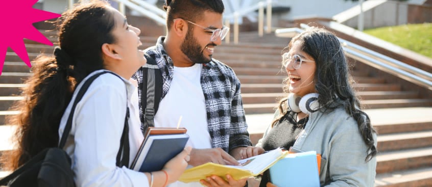 Medellín, conocida como la "Ciudad de la Eterna Primavera", no solo es reconocida por su clima cálido y sus innovaciones tecnológicas, sino también por ser un epicentro educativo en Colombia. Si estás considerando estudiar en Medellín, te alegrará saber que esta ciudad dispone de una amplia variedad de carreras con alta demanda laboral. A continuación, vamos a ver las cinco profesiones en las que te podrías formar y que tienen un futuro prometedor. Interna1: https://www.shutterstock.com/es/image-photo/cheerful-indian-asian-young-group-college-2518730657 H2: ¿Por cuál carrera deberías optar? Aspectos para considerar Si estás pensando en qué carrera estudiar en Medellín, existen varios aspectos que deberías tomar en cuenta antes de tomar una decisión. Aquí te compartimos los más relevantes: H3. Conoce tus fortalezas y pasiones Todas las personas poseemos habilidades o competencias particulares, por eso, es esencial que hagas un análisis de aquello qué te motiva y en lo que consideras te destacas. Es importante que te sientas a gusto con lo que vayas a estudiar, así podrás mantener el impulso y la motivación durante toda la carrera. H3. Investiga las universidades en Medellín Medellín cuenta con una amplia oferta académica. Investiga los programas disponibles, revisa los planes de estudio y compara las opciones para tomar una decisión informada. H3. Considera las tendencias del mercado laboral Analiza qué profesiones están en auge y cuáles tienen mayor proyección a futuro. Esto te ayudará a seleccionar una carrera que no solo te apasione, sino que también te ofrezca estabilidad y oportunidades laborales. H3. Busca orientación profesional Hablar con orientadores académicos, profesores y profesionales en activo puede darte una perspectiva más clara sobre las opciones disponibles y ayudarte a tomar una decisión informada. H2. 5 opciones de carreras universitarias en Medellín, Antioquia Según la información presentada por el Sistema Nacional de Información de la Educación Superior (SNIES), para finales del 2023, se registraron 283.206 estudiantes matriculados en programas de pregrado en el departamento de Antioquia. Medellín, su capital, se presenta como una ciudad que otorga una gran variedad de oportunidades, y un lugar recomendado para realizar una carrera profesional. ¿Pero, cuáles son las opciones con alta demanda? Aquí te presentamos 5 alternativas: H3. 1. Ingeniería en Sistemas La Ingeniería en Sistemas es una de las carreras universitarias en Medellín, Antioquia con mayor crecimiento, gracias a la constante evolución de la tecnología y su aplicación en diversos sectores. Esta profesión te permite diseñar, desarrollar y gestionar sistemas de información que son esenciales para empresas modernas. H4. ¿Por qué estudiar Ingeniería en Sistemas? En un mundo donde la digitalización avanza a pasos agigantados, estos profesionales son indispensables. Desde la creación de aplicaciones móviles hasta la gestión de grandes bases de datos, esta carrera te preparará para resolver problemas complejos y mejorar la eficiencia de las organizaciones. H4. Salidas laborales y proyección Al estudiar el programa de Ingeniería de Sistemas podrás desempeñarte en sectores como la banca, la educación, la salud y las tecnologías emergentes. Estudia esta carrera en el Poli H3. 2. Administración de Empresas La Administración de Empresas es otra opción atractiva para quienes buscan estudiar en Medellín. Esta carrera forma profesionales capaces de gestionar recursos, liderar equipos y diseñar estrategias para el crecimiento sostenible de las compañías. H4. ¿Qué habilidades vas a adquirir? Como administrador de empresas, desarrollarás competencias en toma de decisiones, liderazgo y análisis financiero. Estas son clave para adaptarte a un mercado cambiante y gestionar negocios con éxito. H4. Oportunidades en Medellín Gracias al dinamismo económico de Medellín, los graduados en este programa pueden encontrar empleo en sectores como la manufactura, el comercio y los servicios. Me interesa la carrera de Administración de Empresas Frase destacada “Si estás pensando qué estudiar, debes hacer un análisis sobre tus intereses, habilidades y las demandas del mercado laboral. Así podrás elegir una carrera que se alinee con tus metas personales y profesionales”. Interna2: https://www.shutterstock.com/es/image-photo/work-study-on-laptop-computer-student-2520032681 H3. 3. Comunicación Digital En la era de la información, la Comunicación Digital se ha convertido en una profesión clave. Esta carrera te formará para crear y gestionar estrategias de comunicación en entornos digitales, utilizando herramientas tecnológicas y plataformas sociales. H4. La importancia de esta profesión Las empresas necesitan comunicadores digitales para conectar con su audiencia, construir marcas sólidas y gestionar su presencia en línea. Estudiar este programa en Medellín te permitirá trabajar en agencias de publicidad, medios de comunicación y departamentos de marketing. Quiero formarme en el campo de la Comunicación Digital H3. 4. Ingeniería en Telecomunicaciones En un mundo interconectado, la Ingeniería en Telecomunicaciones es una carrera fundamental. Este programa te formará en el diseño, instalación y mantenimiento de redes de telecomunicaciones, primordiales para el intercambio de información. H4. Ventajas de estudiar esta carrera Este programa combina tecnología y creatividad. Los egresados pueden desempeñarse en empresas de telecomunicaciones, proveedoras de internet, o incluso en proyectos de investigación y desarrollo. Obtén información de esta carrera H3. 5. Psicología La Psicología es una profesión que combina el estudio de la conducta humana con herramientas para promover el bienestar. Si buscas estudiar en Medellín, esta carrera te abrirá oportunidades en clínicas, empresas y organizaciones sociales. H4. Áreas de especialización Este campo tiene múltiples ramas, entre las que se encuentran: la psicología clínica, psicología educativa, psicología del desarrollo y psicología organizacional, lo cual significa que tendrás diferentes áreas de especialización, siendo clave en el mercado laboral. Deseo más información sobre este programa H2. ¿Cómo sacarle el mayor provecho a una de estas carreras con alta demanda? Para destacar en estas profesiones, no basta con obtener un título. Aquí hay algunas estrategias para maximizar tu potencial: H3. Participa en prácticas y proyectos Busca oportunidades para aplicar tus conocimientos en situaciones reales. Las prácticas profesionales y los proyectos extracurriculares te darán experiencia y mejorarán tu empleabilidad. H3. Mantente actualizado El aprendizaje continuo es clave. Inscríbete en cursos, talleres y conferencias relacionados con tu carrera. Esto te ayudará a permanecer competitivo en un mercado laboral que se vive transformando. H3. Construye una red de contactos Participa en eventos académicos y profesionales para conocer personas de tu área de interés. Una buena red de contactos puede abrirte puertas en el mercado laboral. H3. Aprovecha las plataformas digitales Utiliza plataformas como LinkedIn para mostrar tus habilidades, certificaciones y proyectos. Mantén un perfil profesional actualizado y únete a comunidades relacionadas con tu profesión. H2. ¿Buscas otros programas para estudiar en Medellín? Conoce toda nuestra oferta La capital de Antioquia se ha consolidado como un referente educativo en Colombia, ofreciendo carreras con alta demanda y proyección laboral. Si estás pensando en estudiar en Medellín, considera estas cinco profesiones que no solo tienen un gran futuro, sino que también te permitirán crecer personal y profesionalmente. ¿Buscas otras opciones? Te invitamos a explorar todos los programas que tenemos disponible en el Poli. 