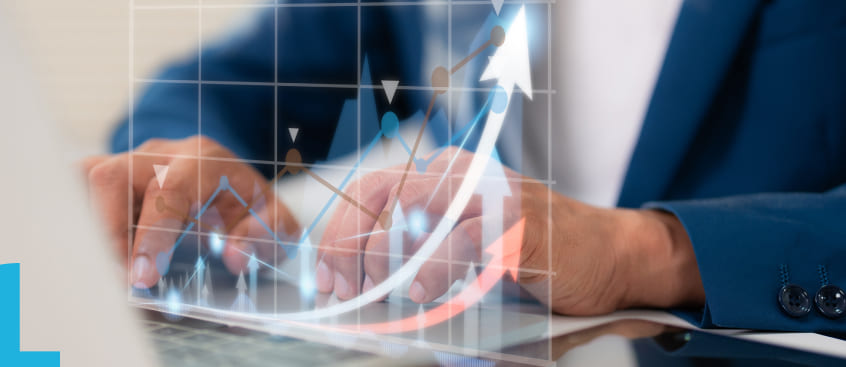 Hombre verifica diferentes cifras en su laptop