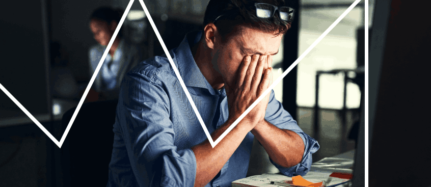 Hombre se toma el rostro como una muestra de cansancio físico y mental