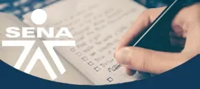 Estudiante técnico del SENA revisando el proceso de homologación hacia una carrera virtual universitaria Estudiante técnico del SENA revisando el proceso de homologación hacia una carrera virtual universitaria