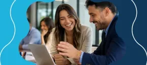 Profesionales planifican su crecimiento profesional después de los 30, mientras realizan una ruta en su laptop.